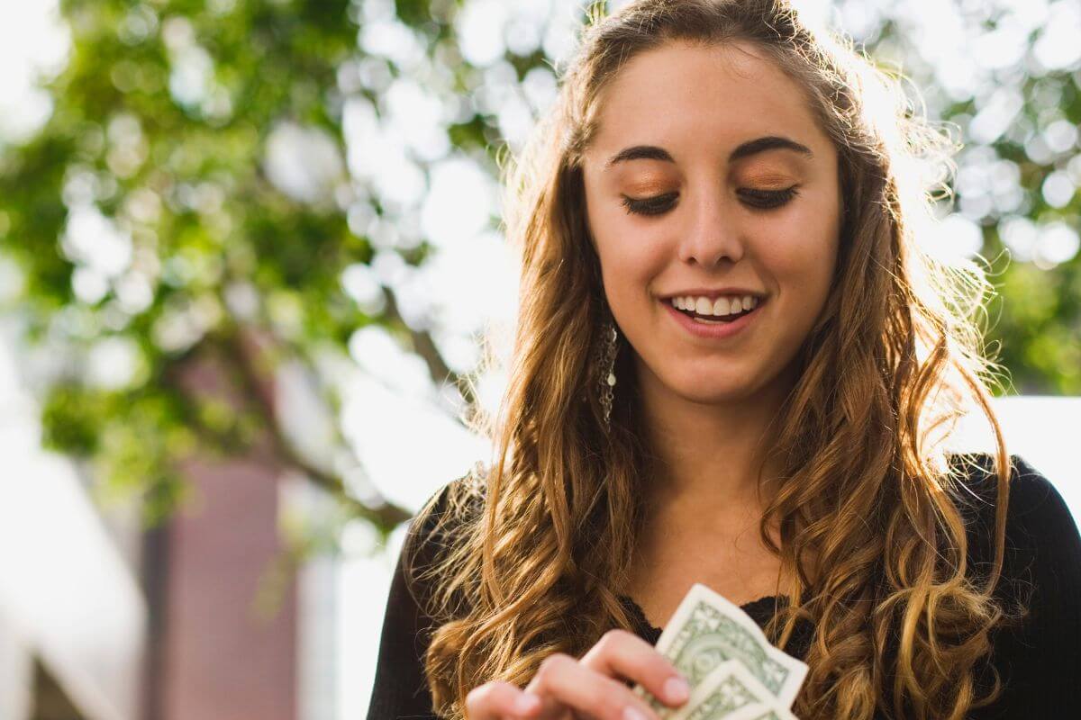 A picture of a teen saving money.