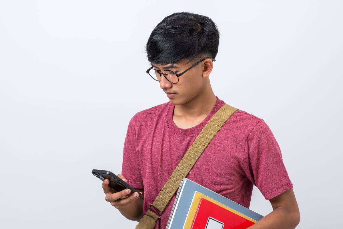 A picture of someone texting. 