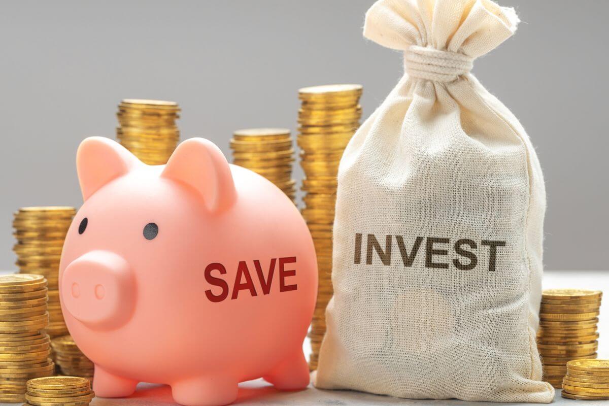 A picture of someone investing and saving.