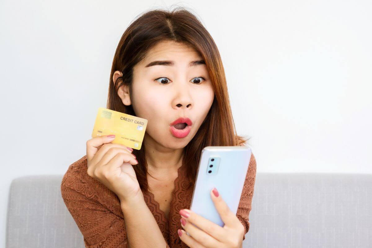 A picture of someone using their credit card.
