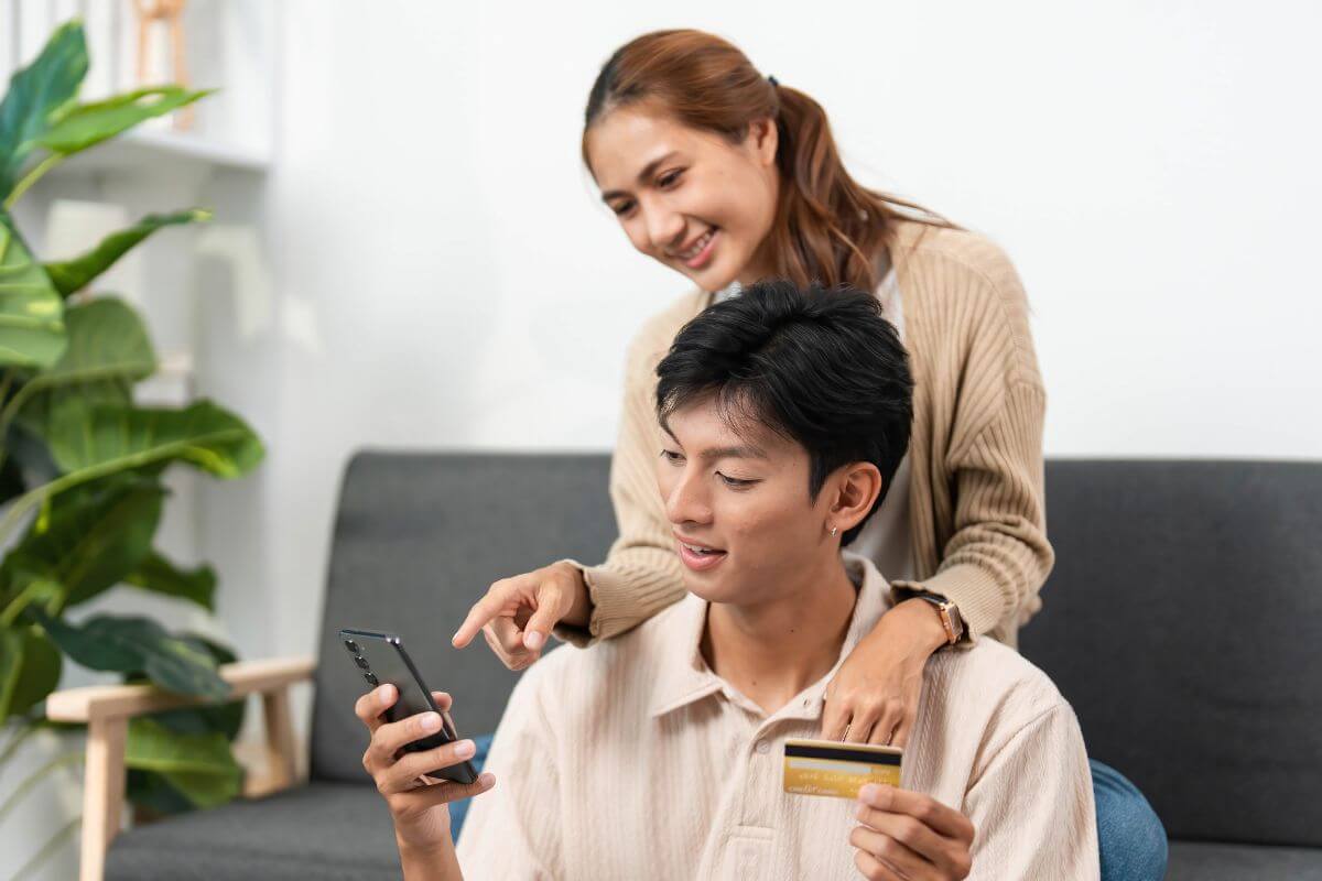 A picture of a couple doing smart spending.