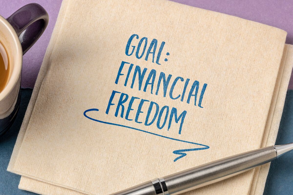 A picture of a note saying "Goal: Financial Freedom".