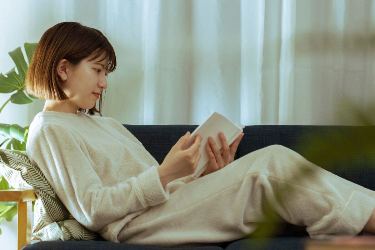 A picture of someone reading.