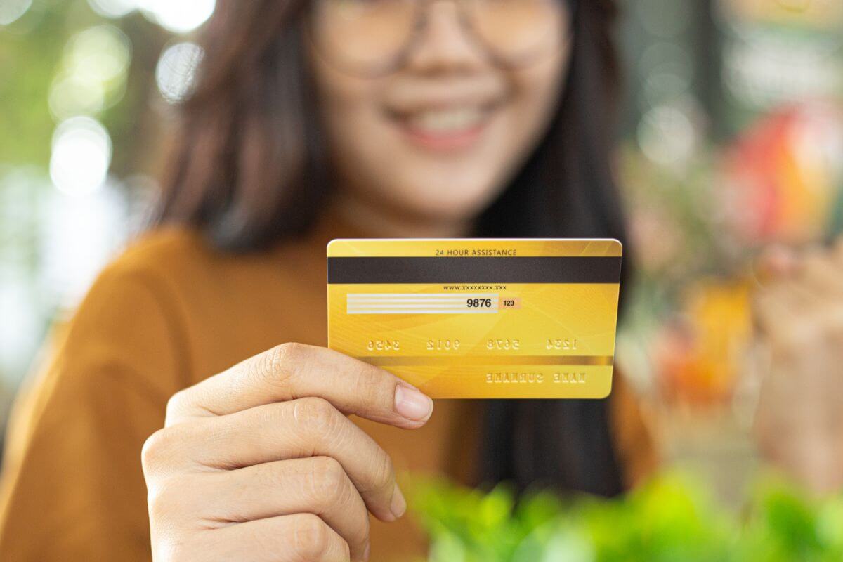A picture of someone holding a credit card.