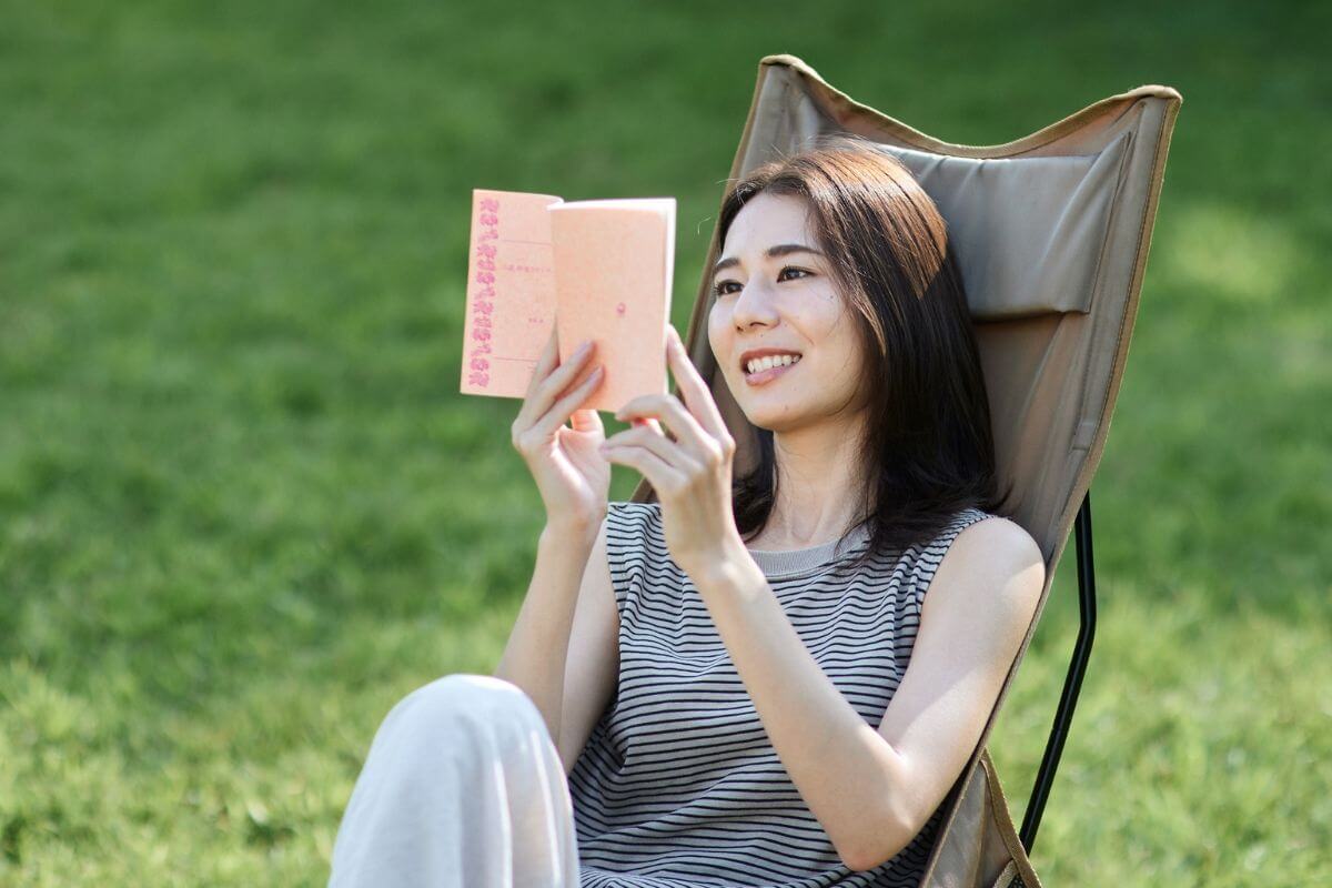 A picture of someone reading something. 