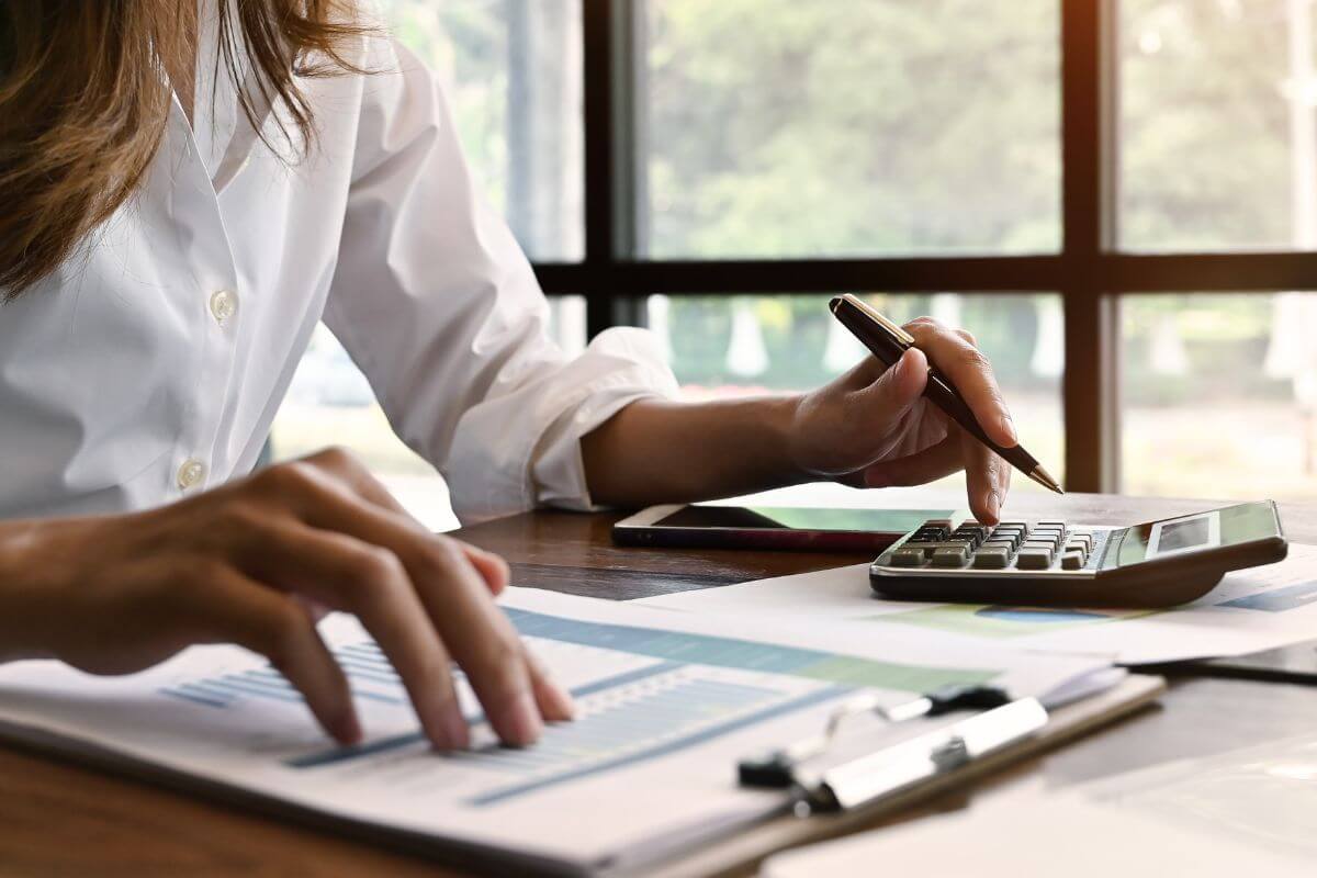 A picture of someone calculating.