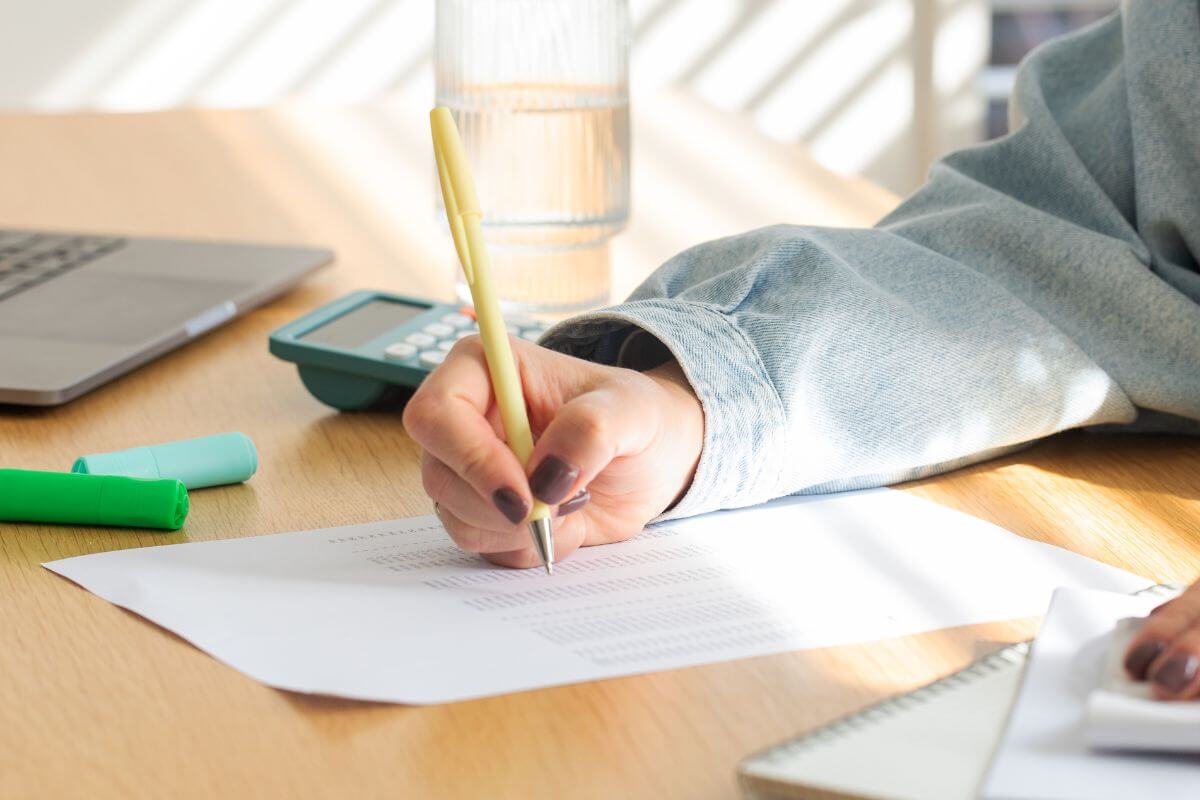 A picture of someone budgeting.