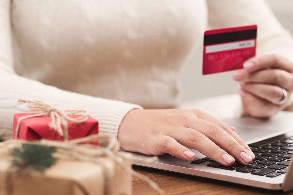 A picture of someone gift shopping.