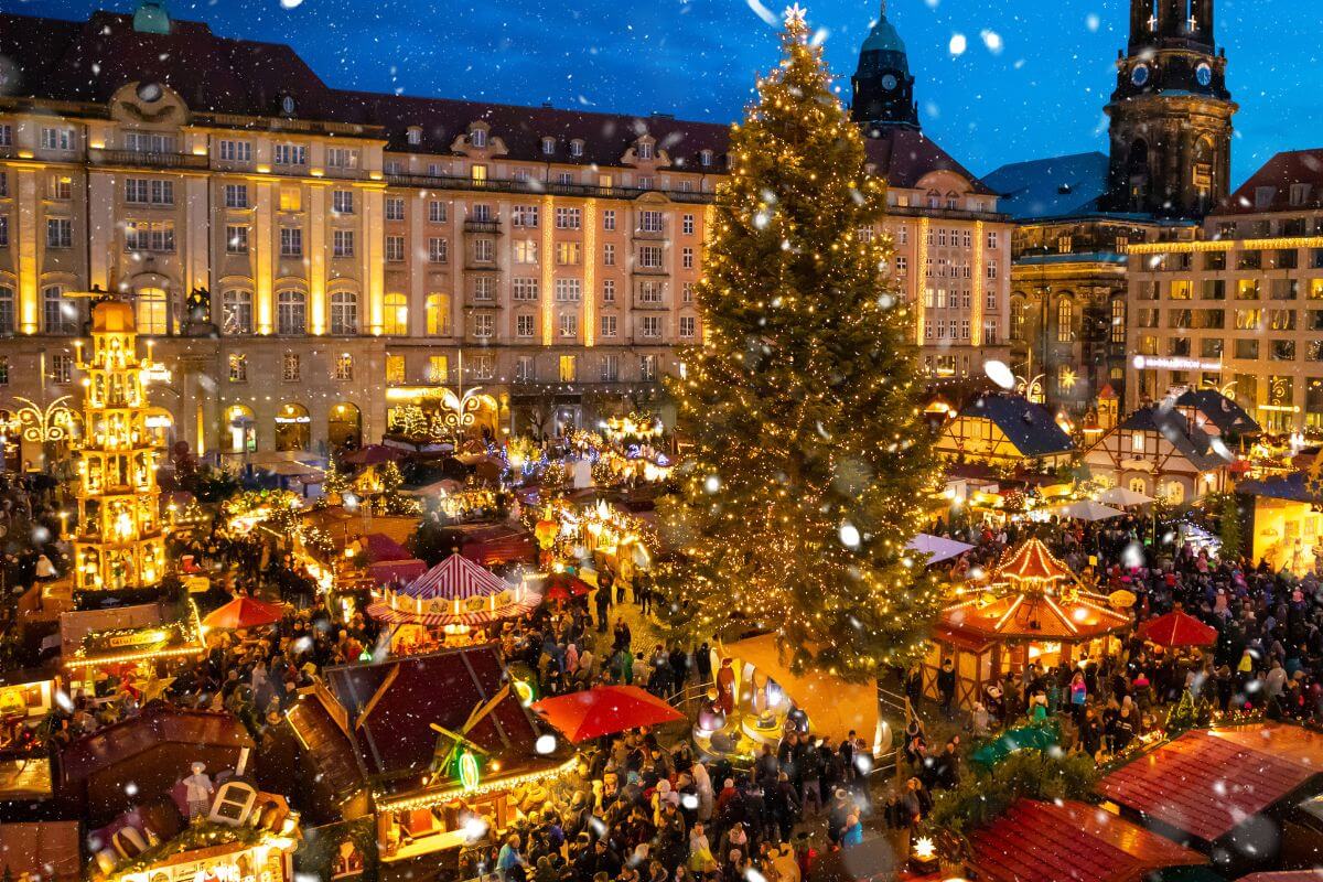A picture of a Christmas market.