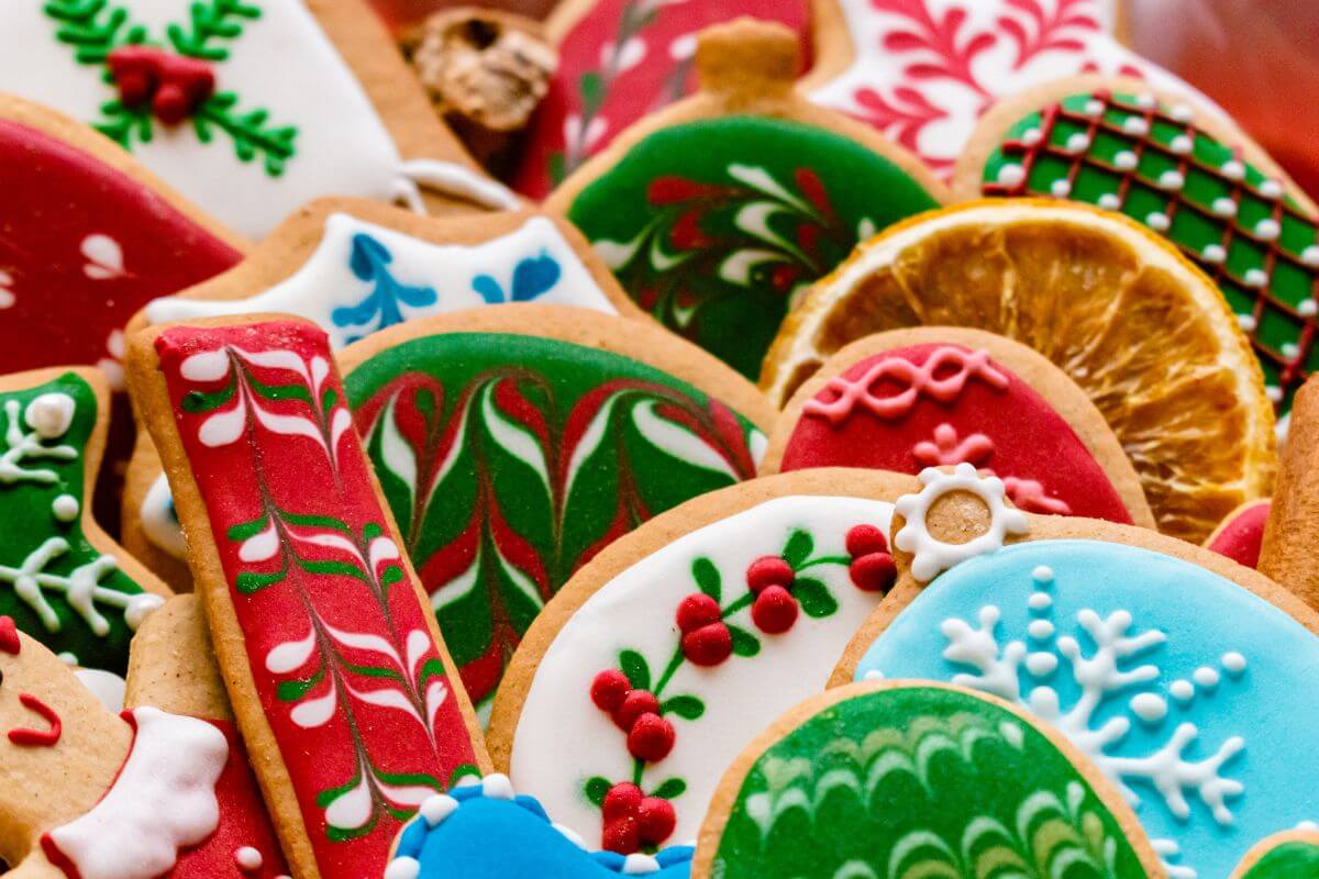 A picture of a lot of cookies with different designs.