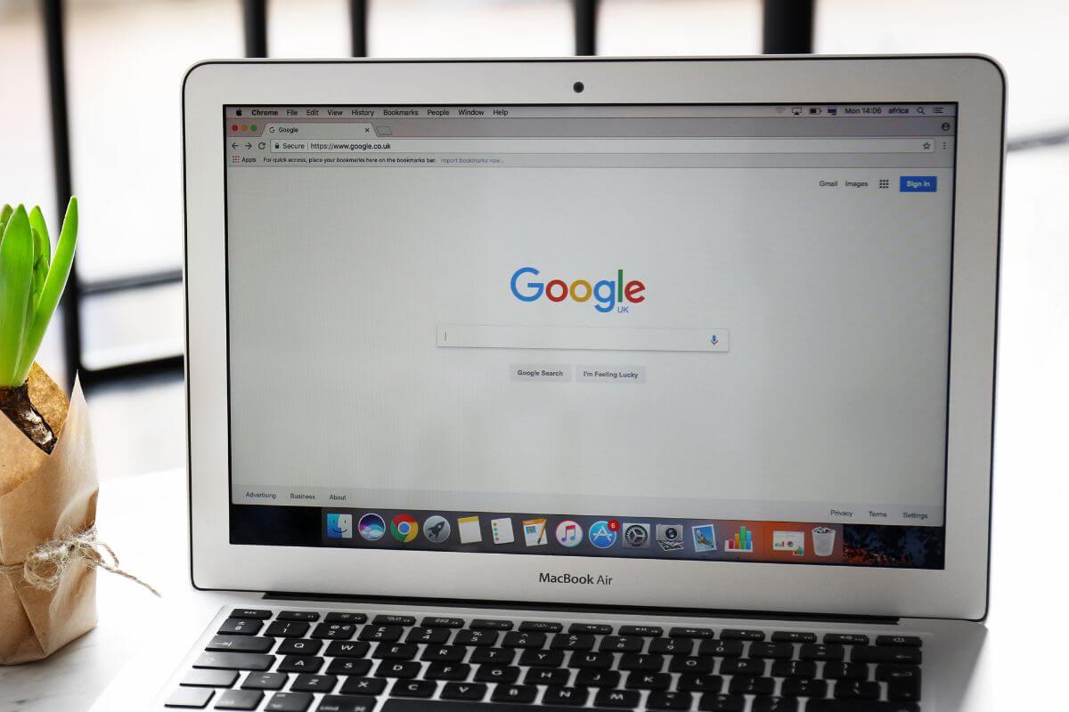 A picture of a famous search engine.