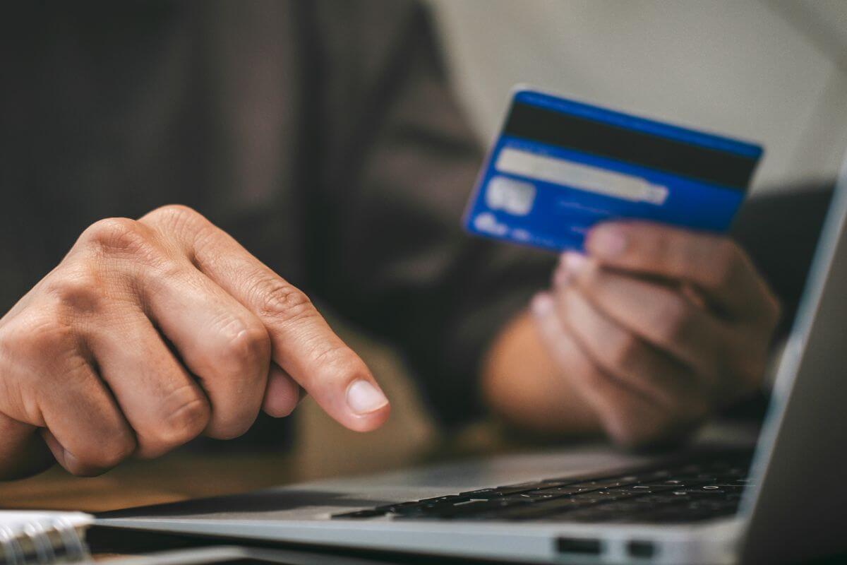 A picture of someone using their credit card.