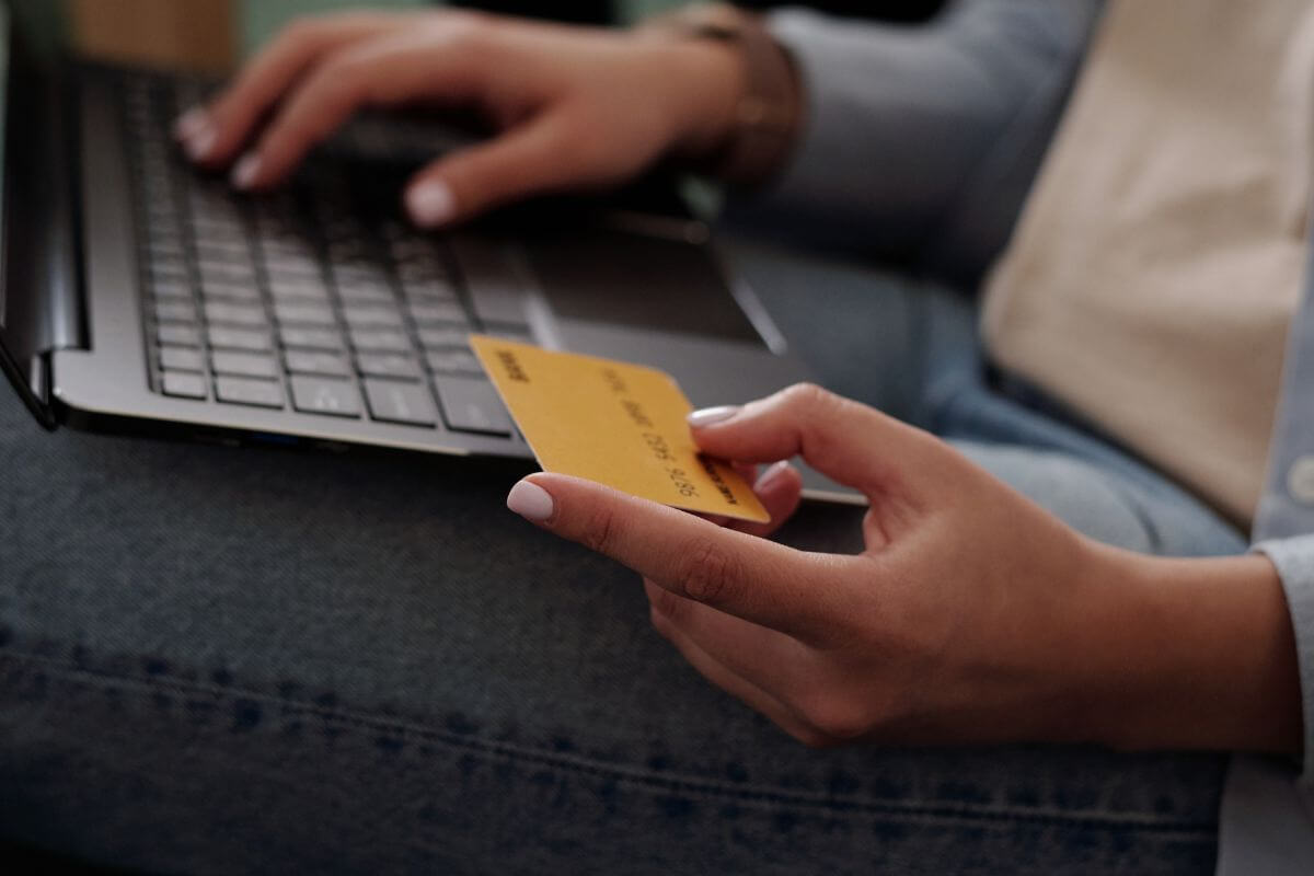 A picture of someone using their credit card.