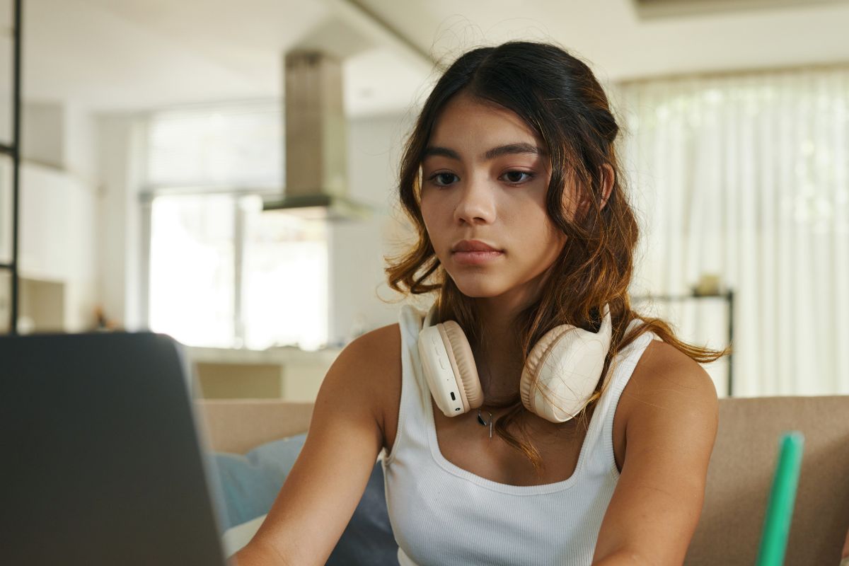 Une image d'une femme faisant des recherches.