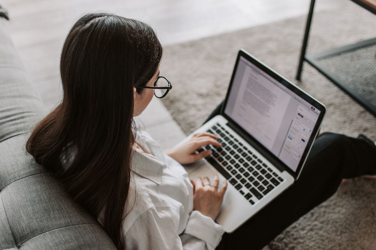 Une image de quelqu'un utilisant son ordinateur portable.