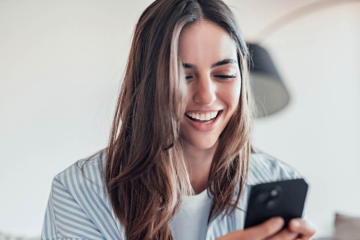 Une image de quelqu'un souriant.