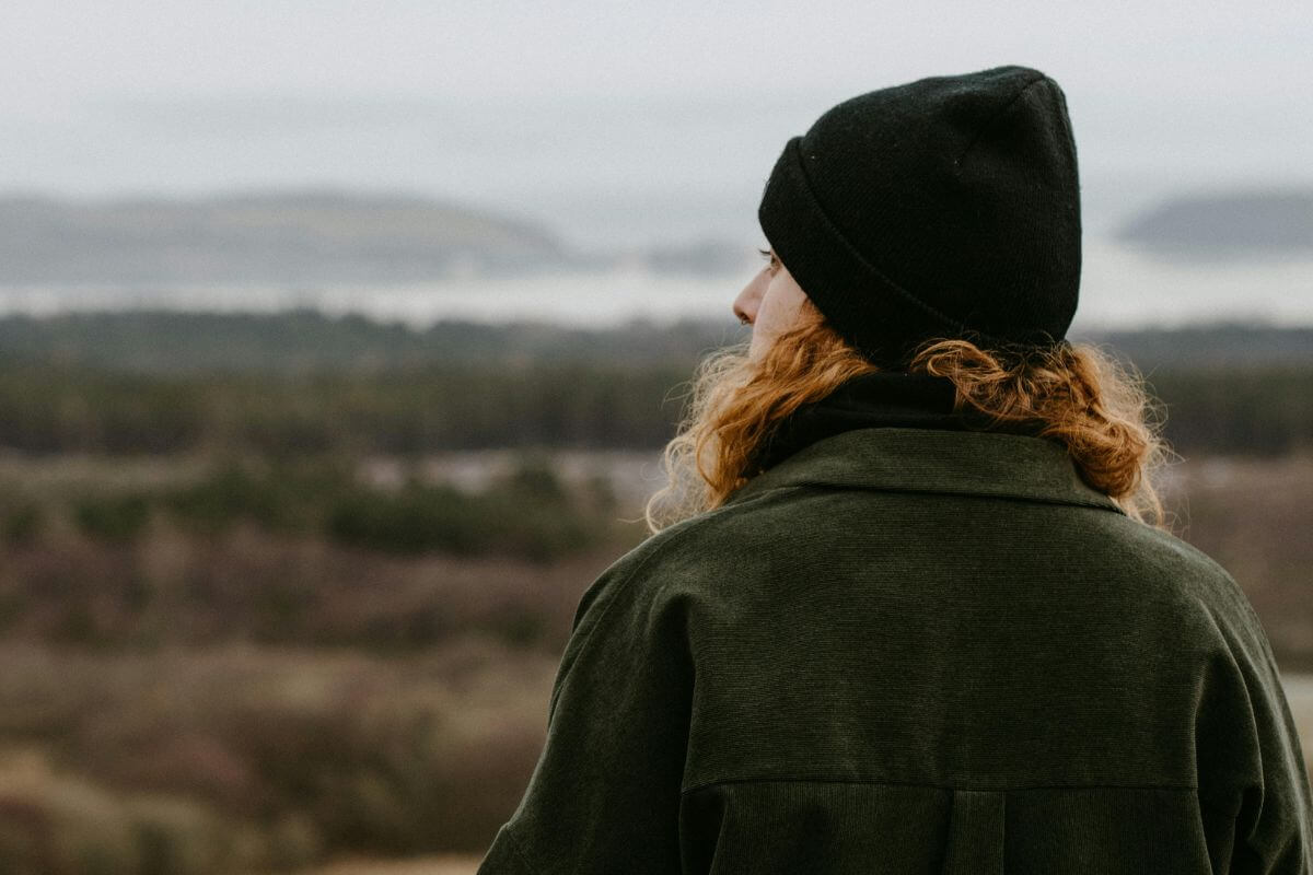 A picture of a sitting lady.