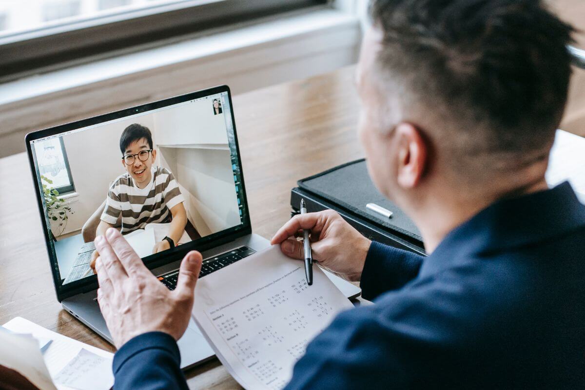 Image de quelqu'un travaillant sur une activité annexe.