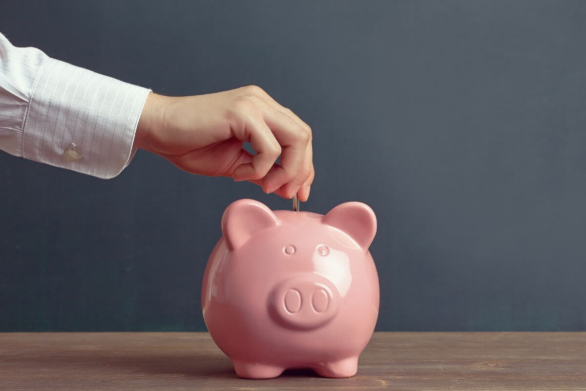 Image de quelqu'un qui économise.