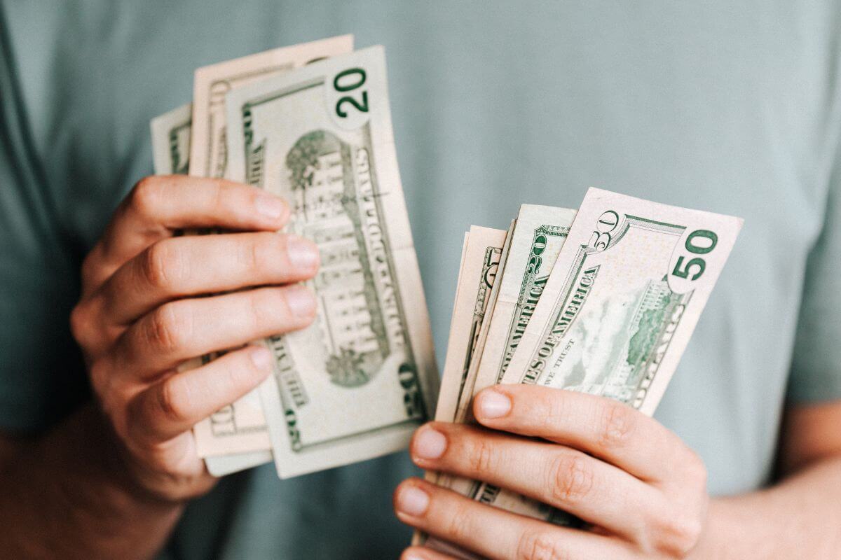 Image de quelqu'un comptant de l'argent.