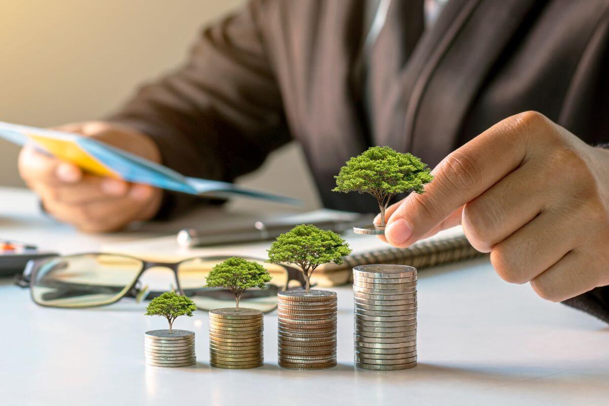 A picture of someone investing.