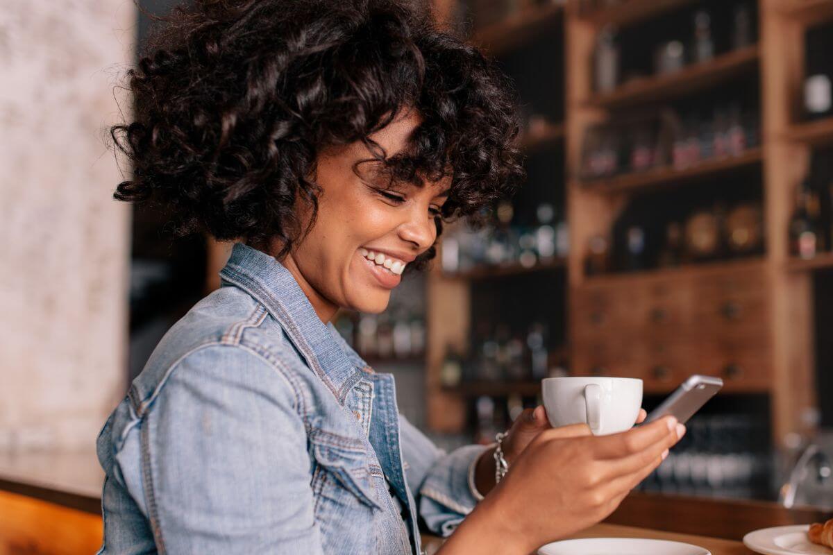 A picture of a smiling lady.