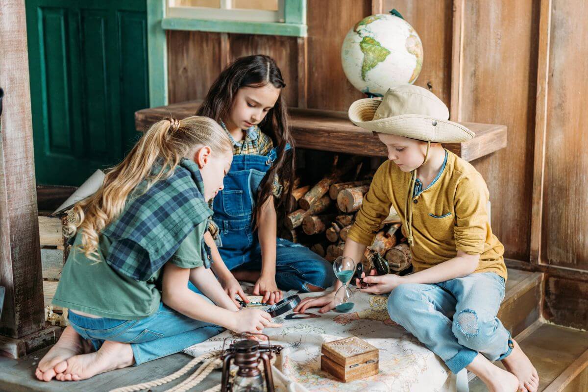 A picture shows kids playing a treasure hunt.