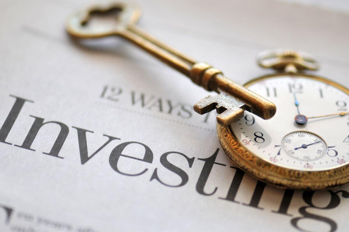 A picture shows a clock and investing wording.