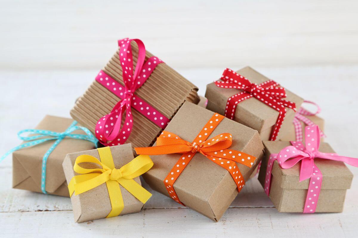 A picture shows gifts.