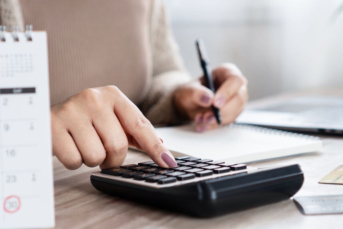 A picture of a woman calculating.