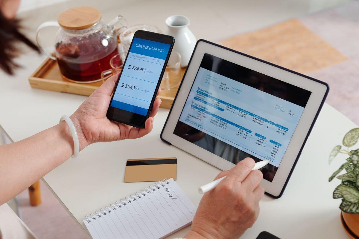 A picture shows a woman doing a budget.