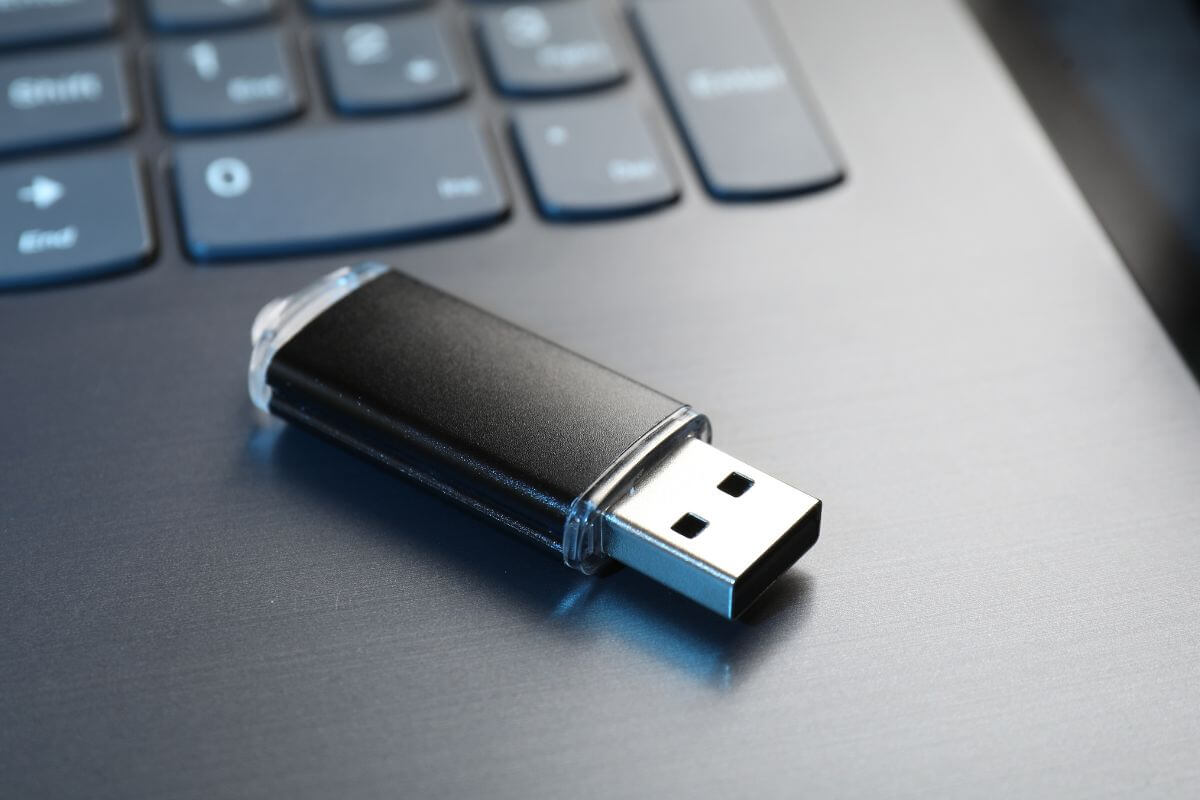 A picture of a USB drive.
