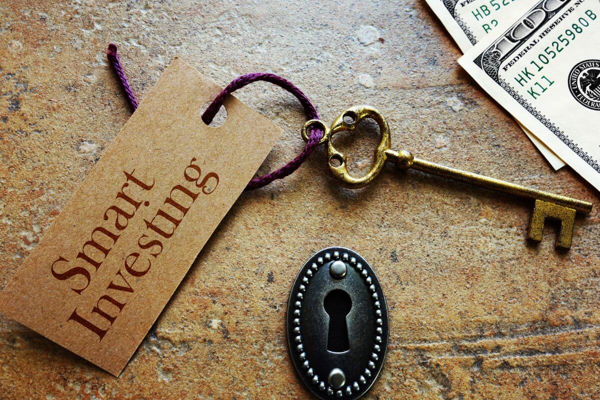 A picture shows a tag with smart investing wording.