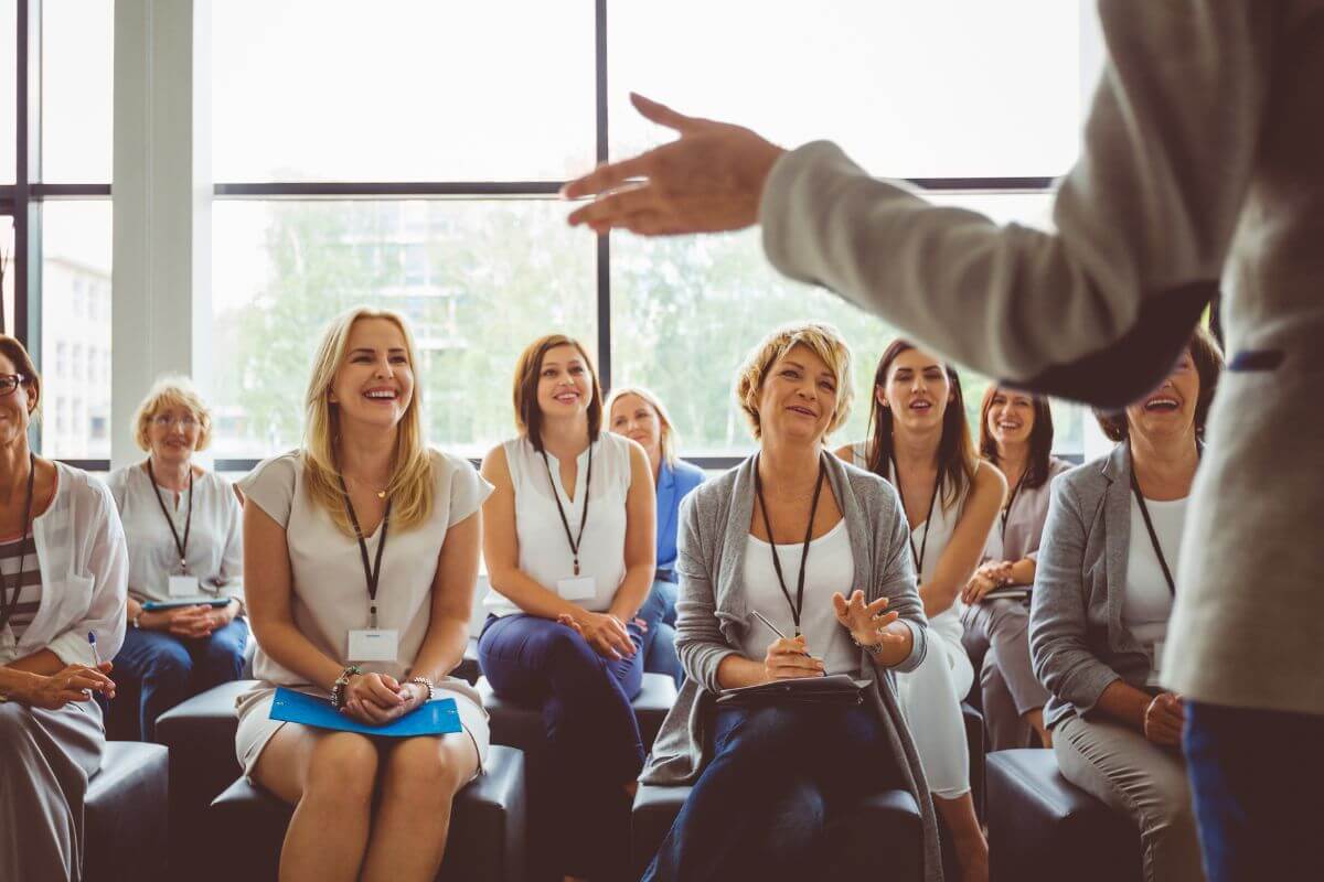 A picture shows a group of people at the seminar.