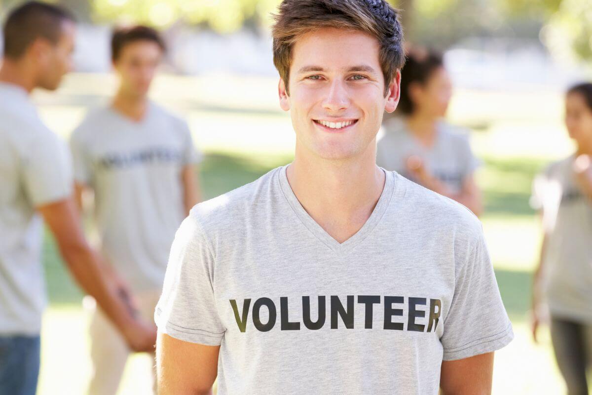 A picture shows a group of volunteers.