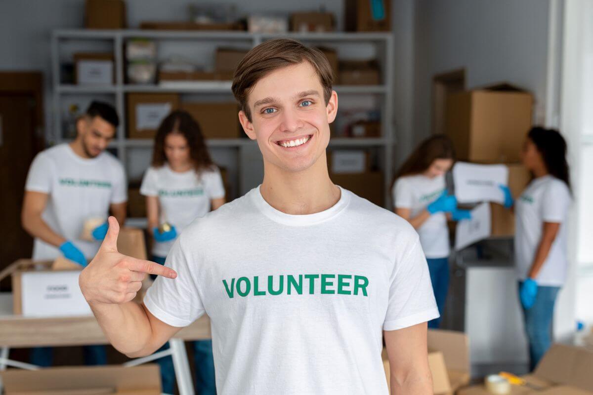 A picture shows a group of volunteers.