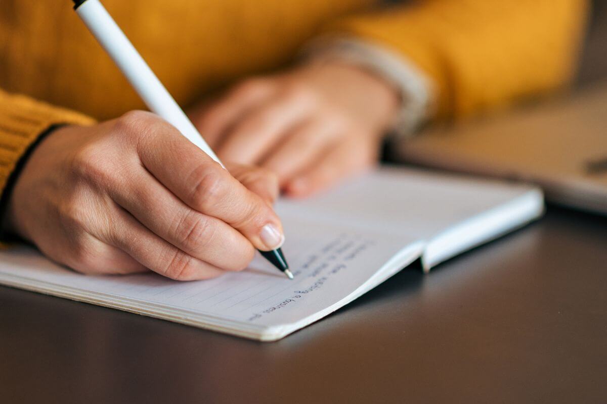 Une image de quelqu'un en train d'écrire.