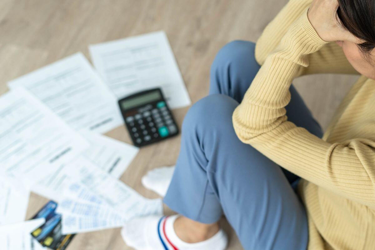 Une image de quelqu'un avec beaucoup de factures.