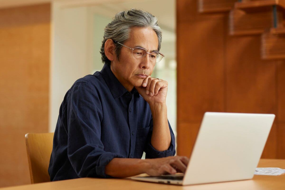 Une image de quelqu'un utilisant son ordinateur portable.