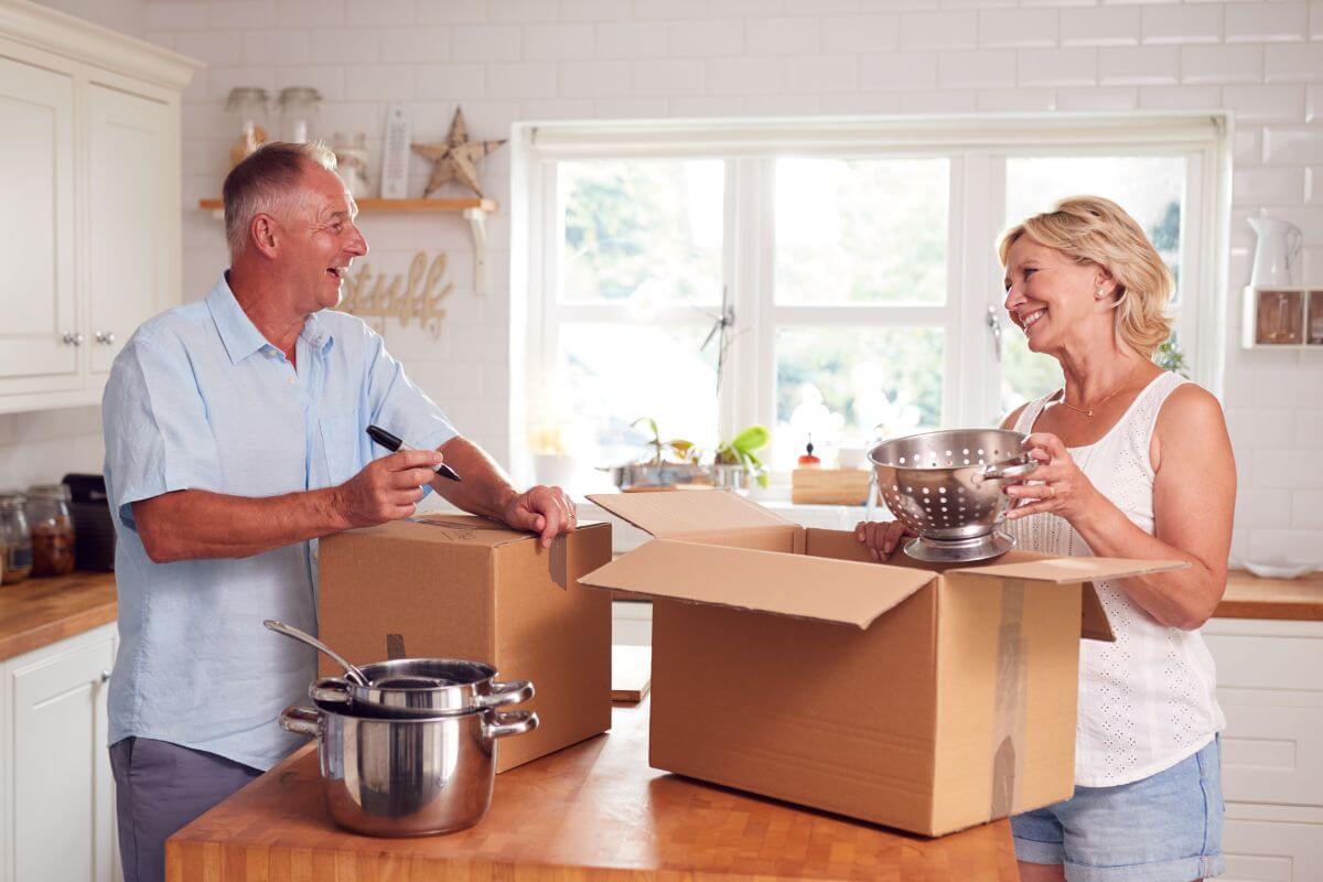 Une image d'un couple réduisant la taille de leur logement.