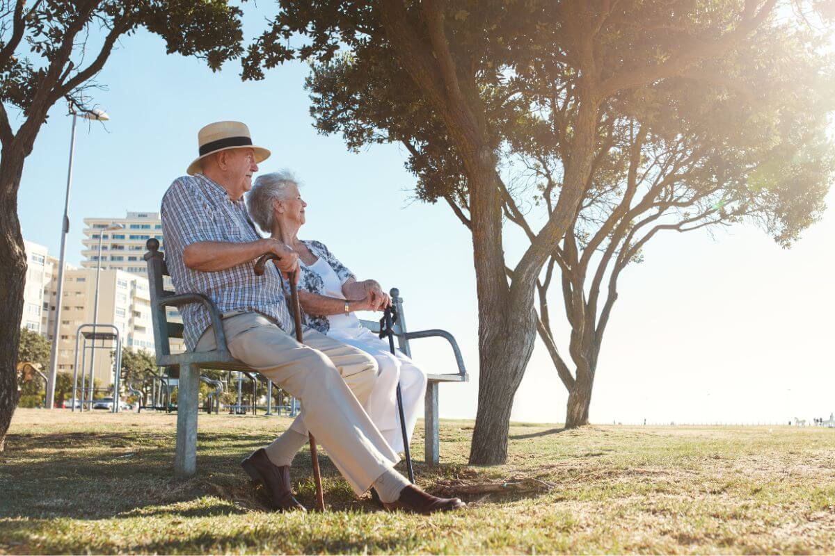 Une image de retraités assis ensemble.