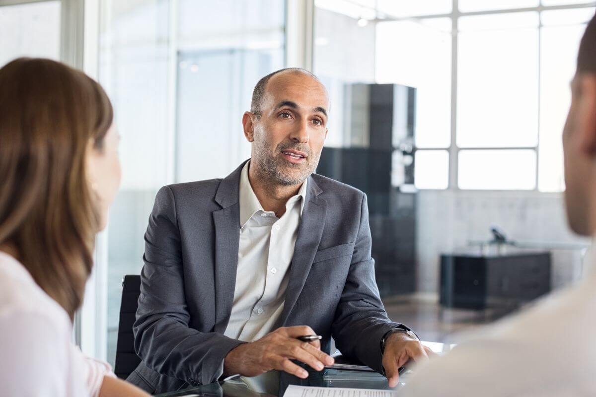 Une image d'un conseiller financier avec ses clients.