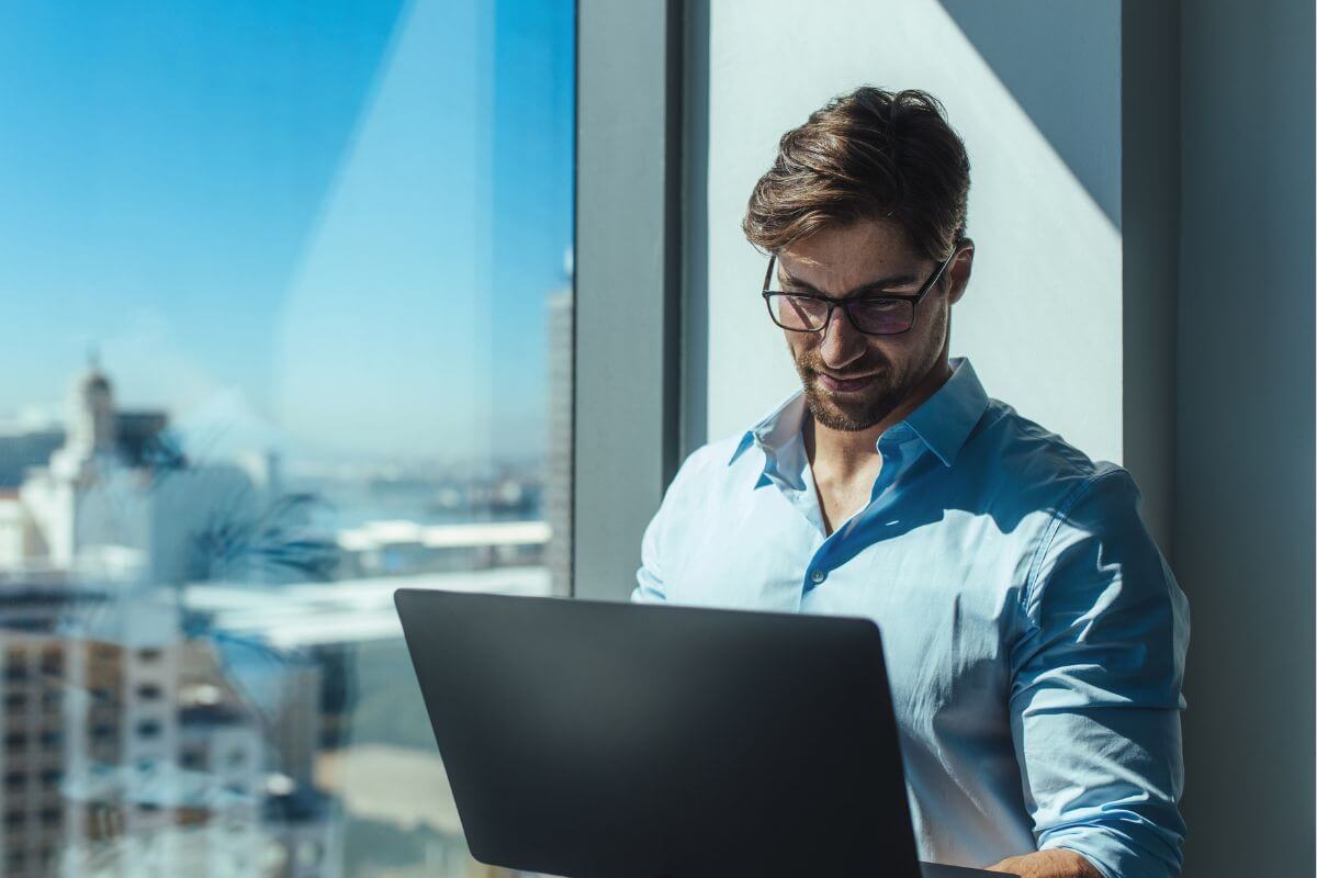 A photo of someone investing via his laptop. 