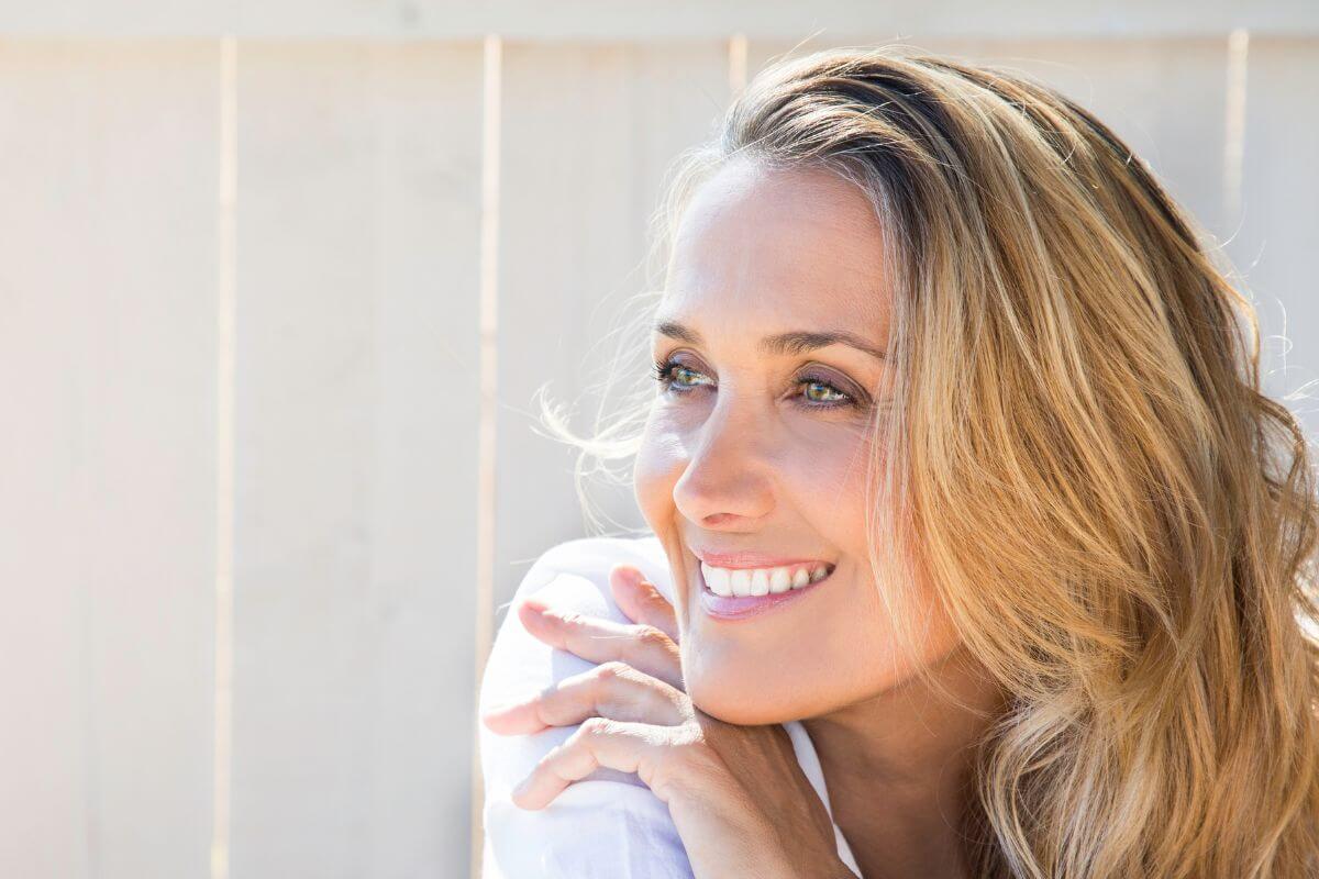 A picture of a smiling woman.