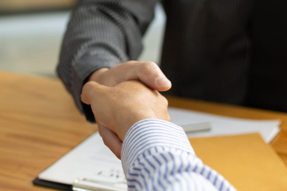 A picture of two people shaking hands.