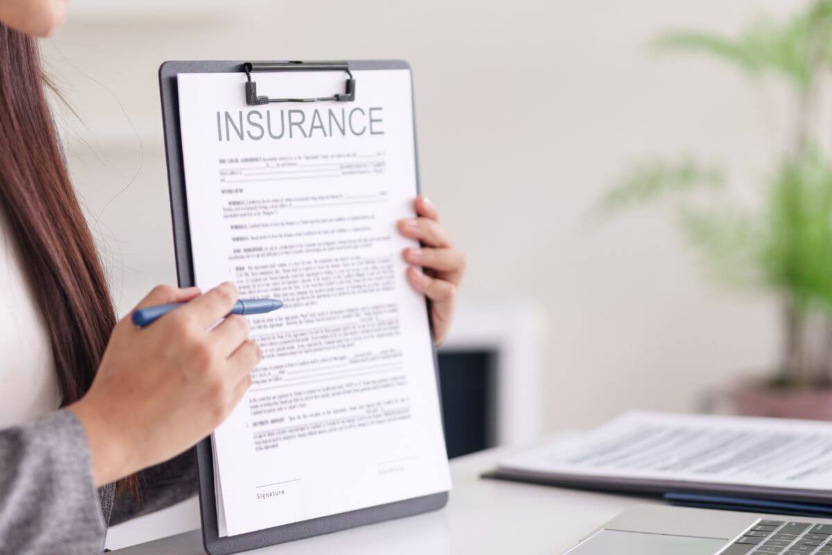 Une photo d'une police d'assurance.