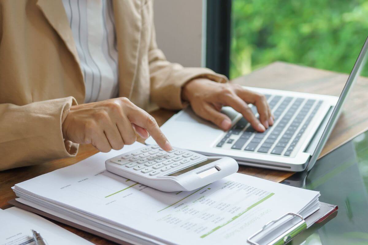 A picture of someone budgeting.