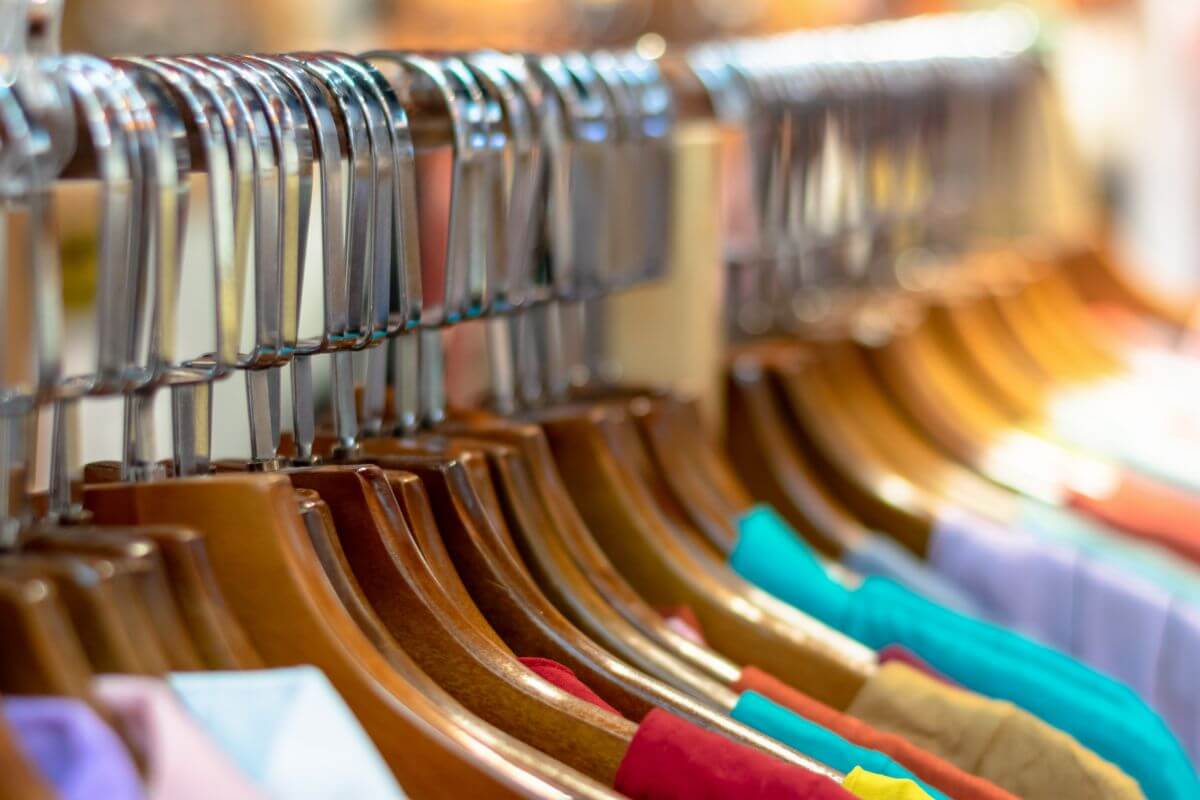 A picture of secondhand clothes.