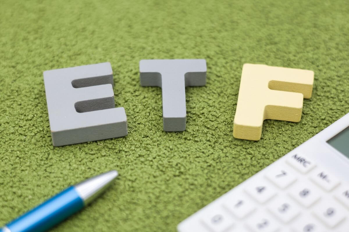 A picture of letters 'ETF'.