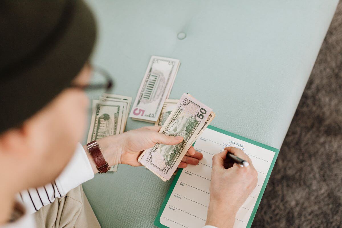 A picture of someone budgeting.